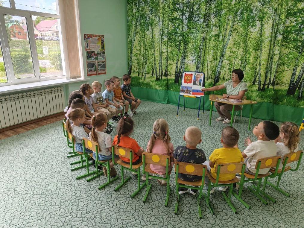 Бүген уртанчылар төркемендә 12 июнь - Россия көненә карата тематик әңгәмә булды. Балалар Россиянең д