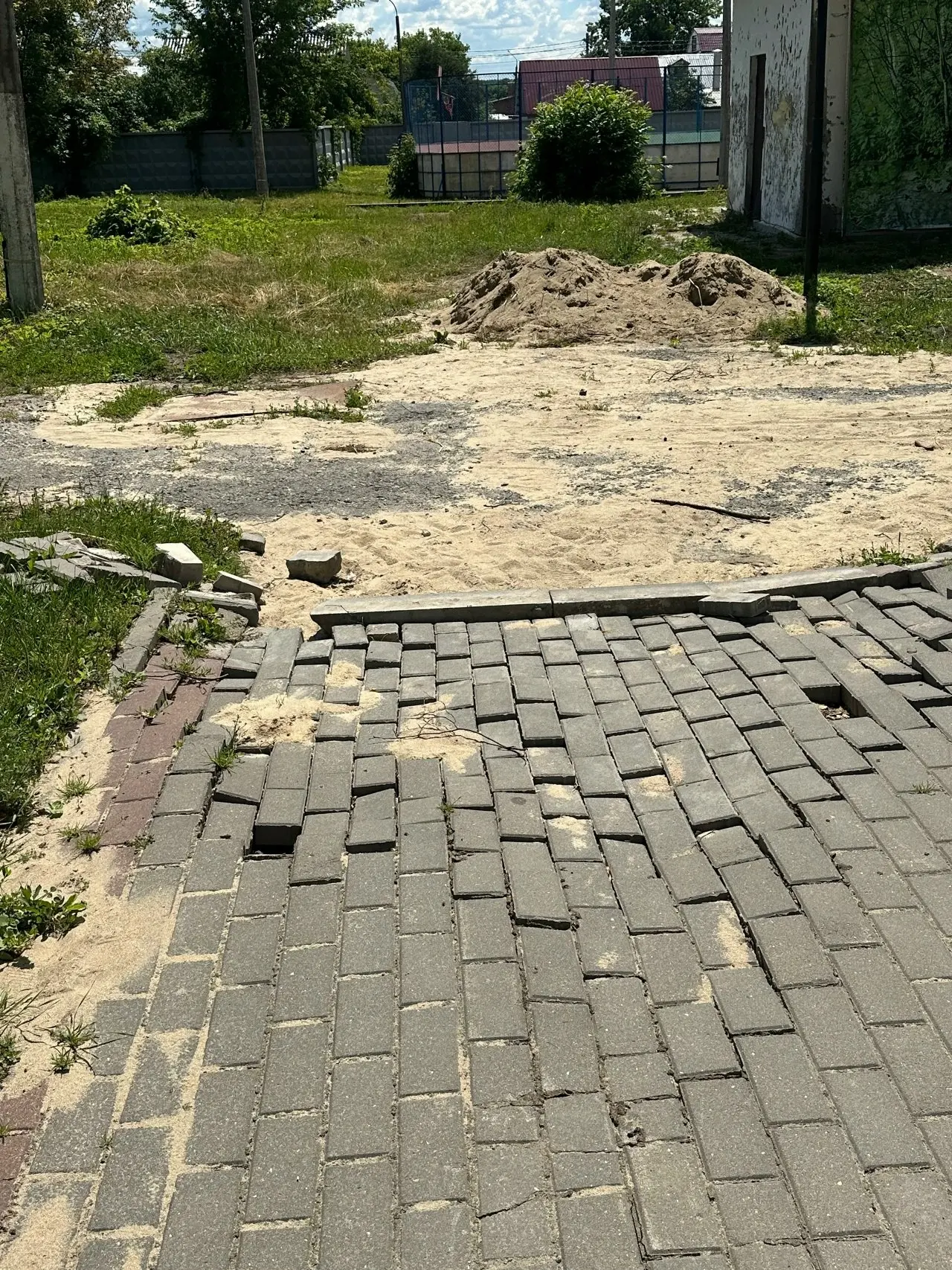 Летний сад сам себе не рад 😨

Давно не был в саду. Что происходит с одним из любимых мест отдыха оз
