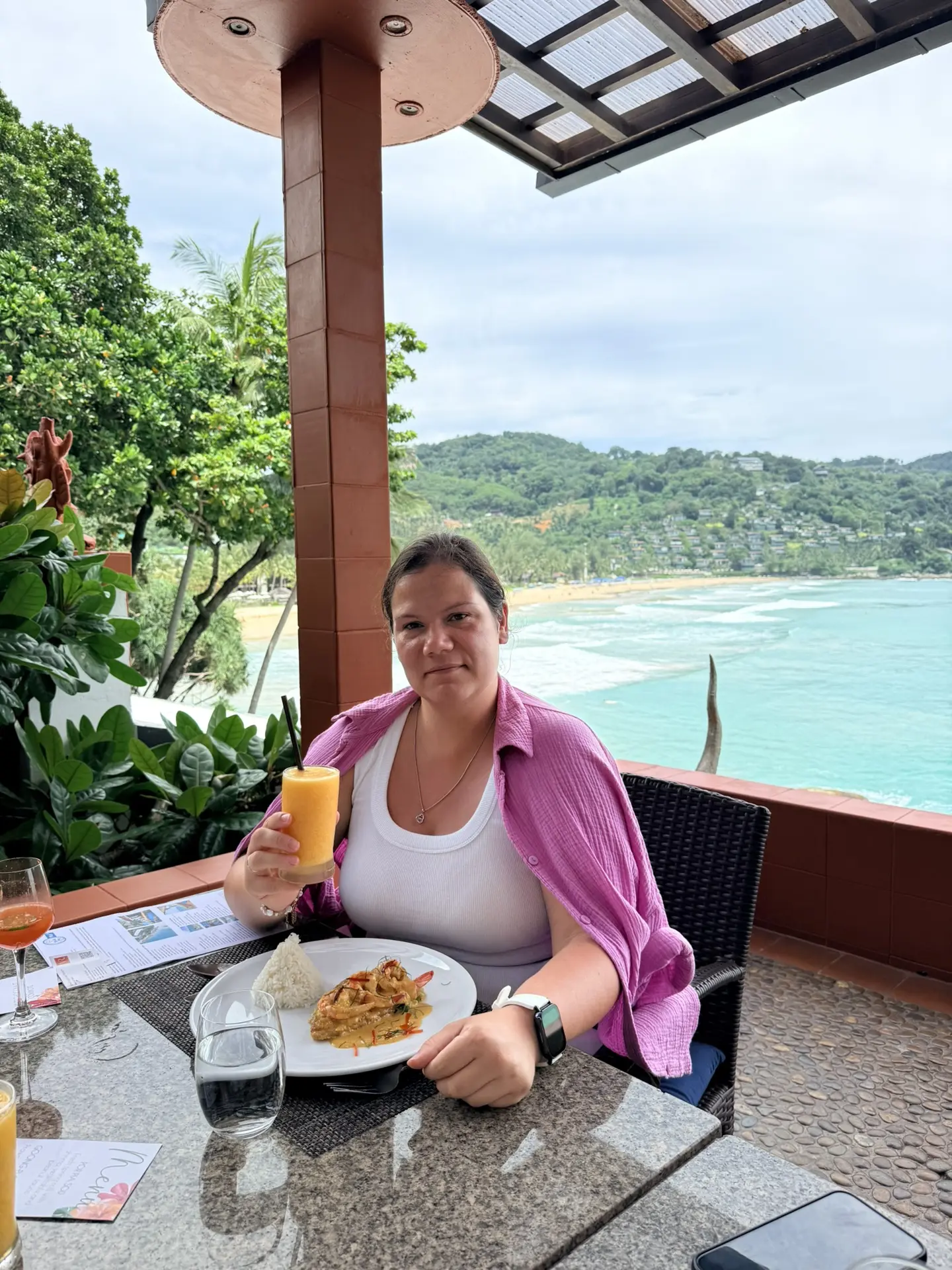 🌊Сегодня осматриваем район Каты. 
🍽️Посмотрите какой у нас потрясающий обед с шикарными видами. Да