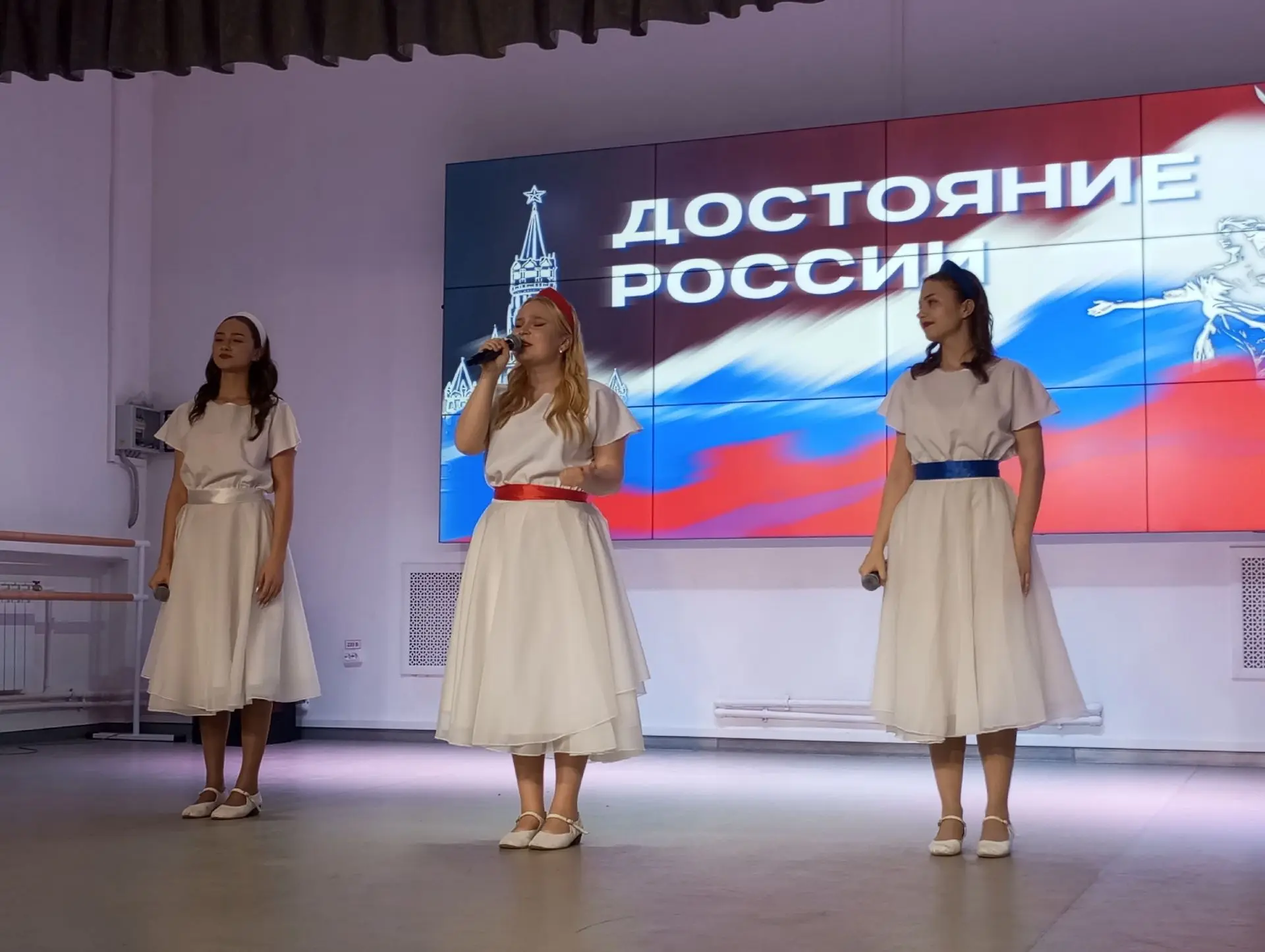 Вдохновленные Россией
 
В преддверии Дня России студенты и преподаватели Кузбасского педагогического