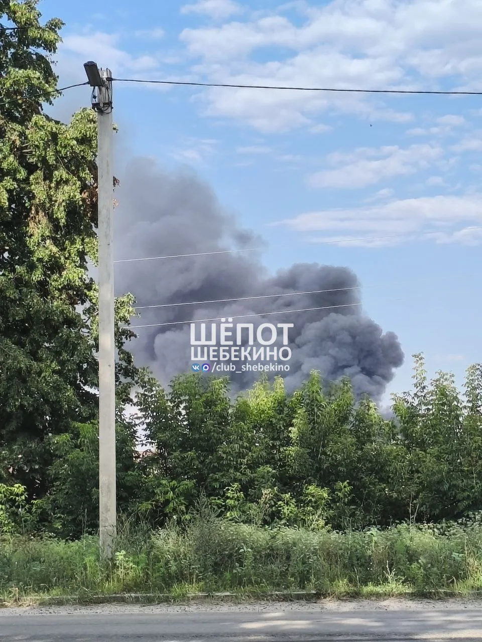 ⚡️ Гигантский столб дыма поднимается над окраиной Шебекино. 

📨 Прислать новость