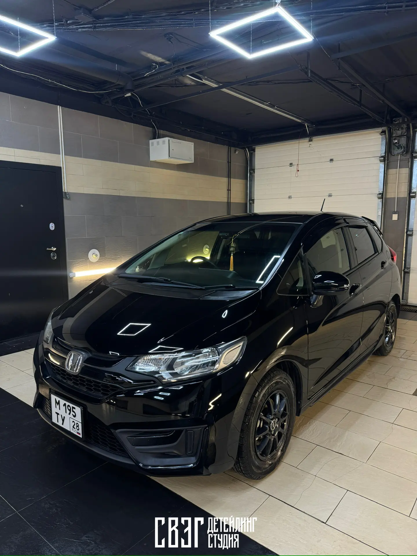 На этих выходных уже плодотворно трудились на новом адресе

Honda FIT
- Полировка кузова 
- Нанесени