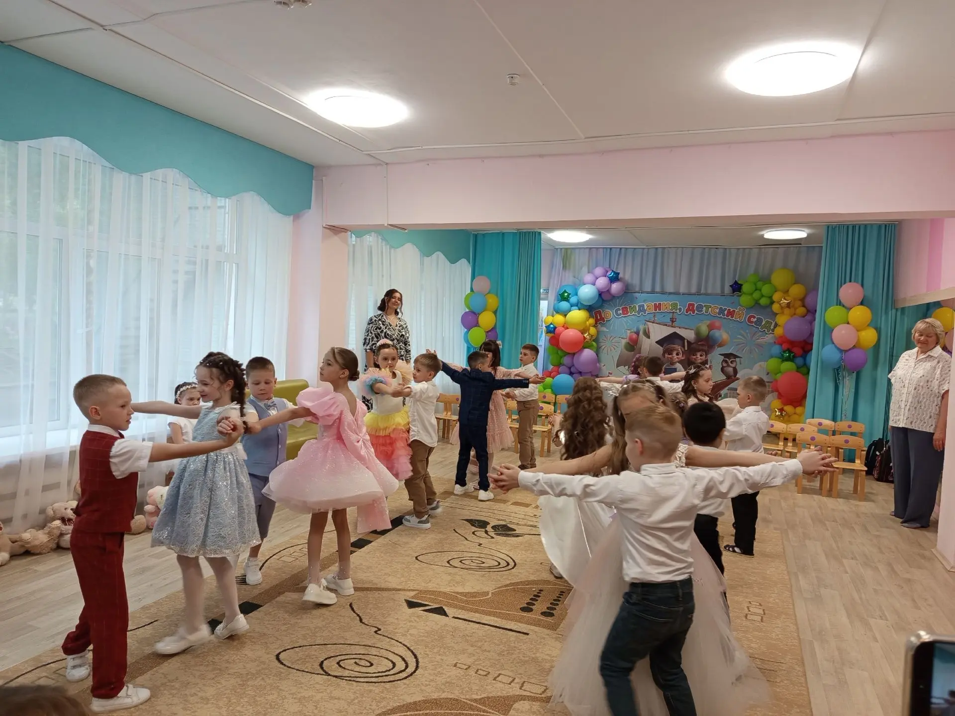 До свидания, детский сад! 
В нашем саду особая пора, наполненная одновременно и радостью, и светлой 