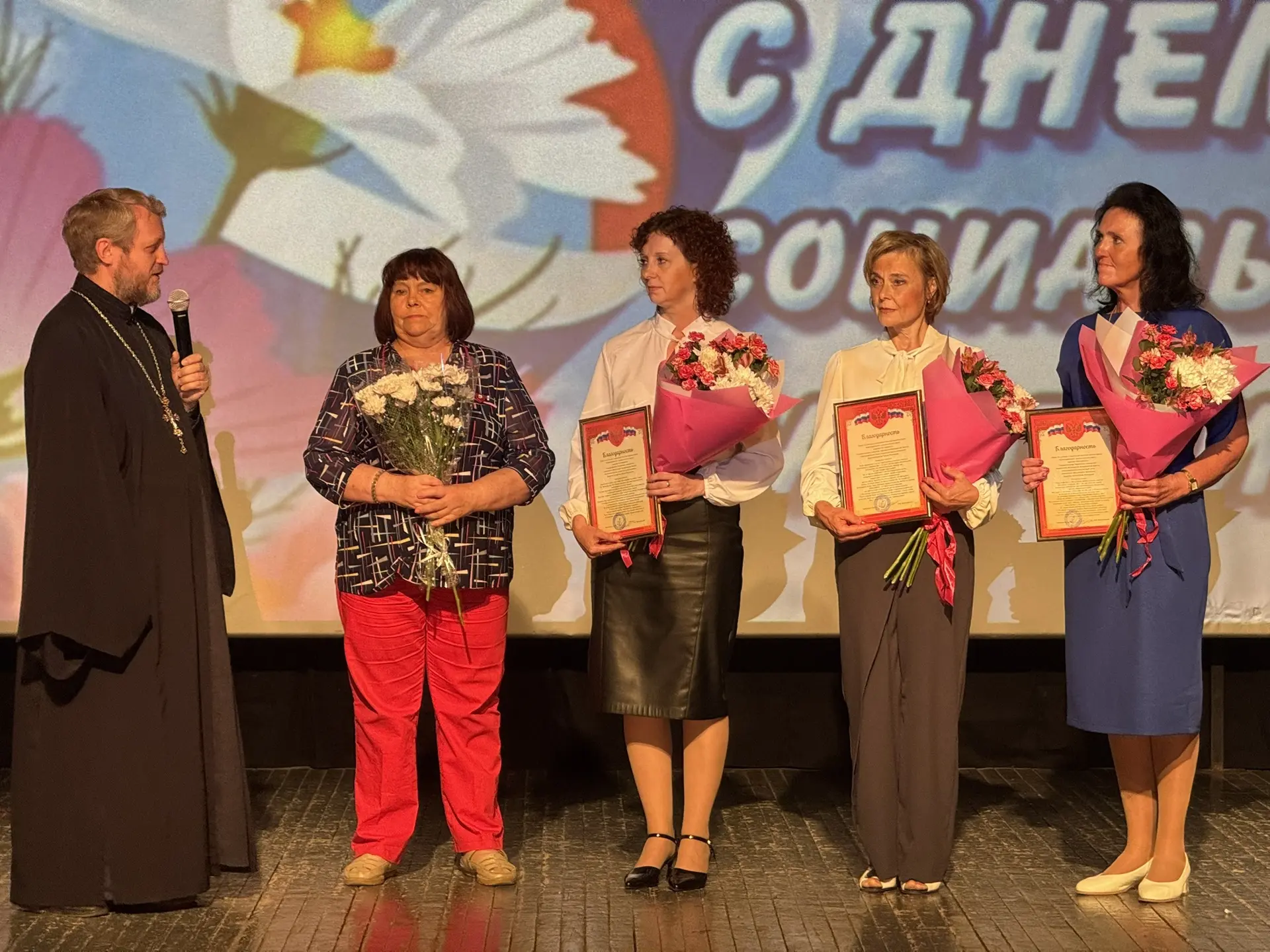 🤝 Призвание – быть рядом: в ККЗ "Южный" прошёл День социального работника

Сегодня в ККЗ «Южный» че