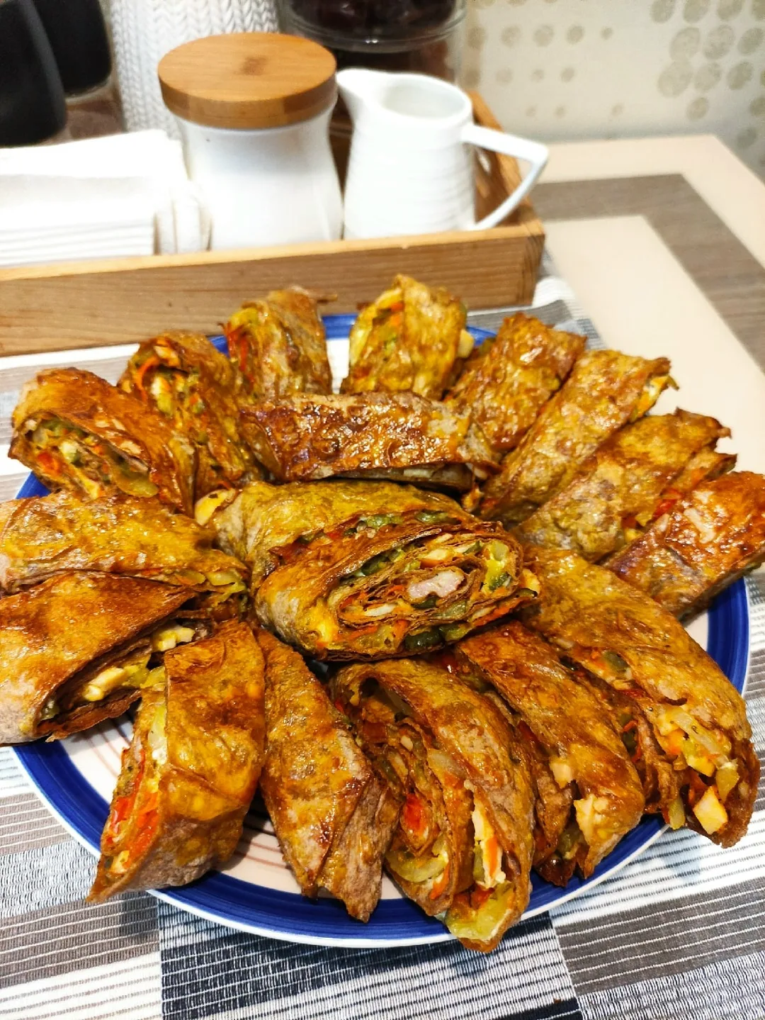 Аппетитная горячая закуска за копейки.
Рулеты из лаваша. Делюсь рецептом 📝
Обжарить морковь с луком