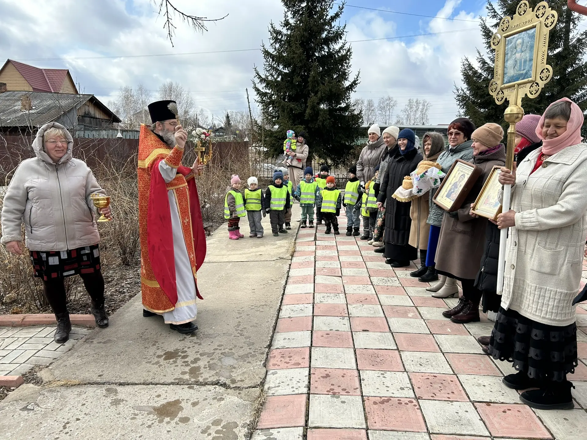 Детки младшей группы, Посетили Храм в дни празднования Пасхи.
Ребята совершили Крестный ход.