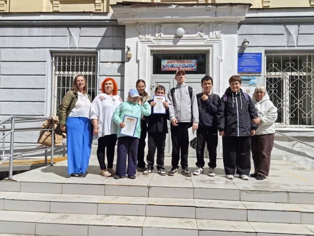 🎬 Обучающиеся 8 «Б» класса решили отметить окончание года совместным походом в кино.

🍿 После торж