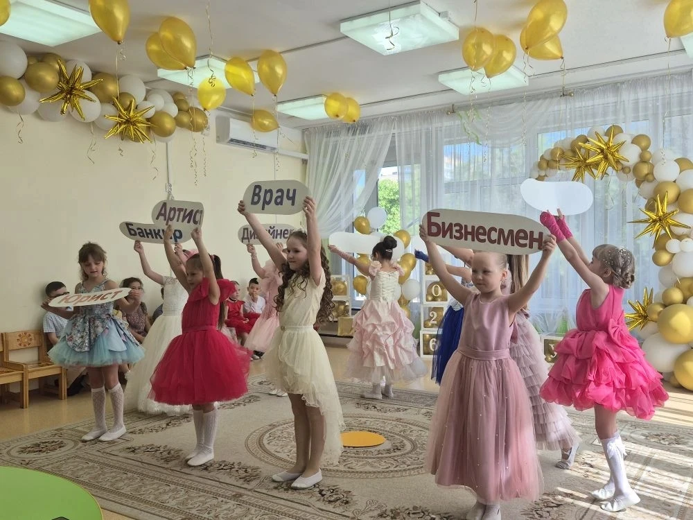Первый выпускной — он самый важный! 🎉 Малыши выросли, возмужали и готовы к новому этапу — к школе �