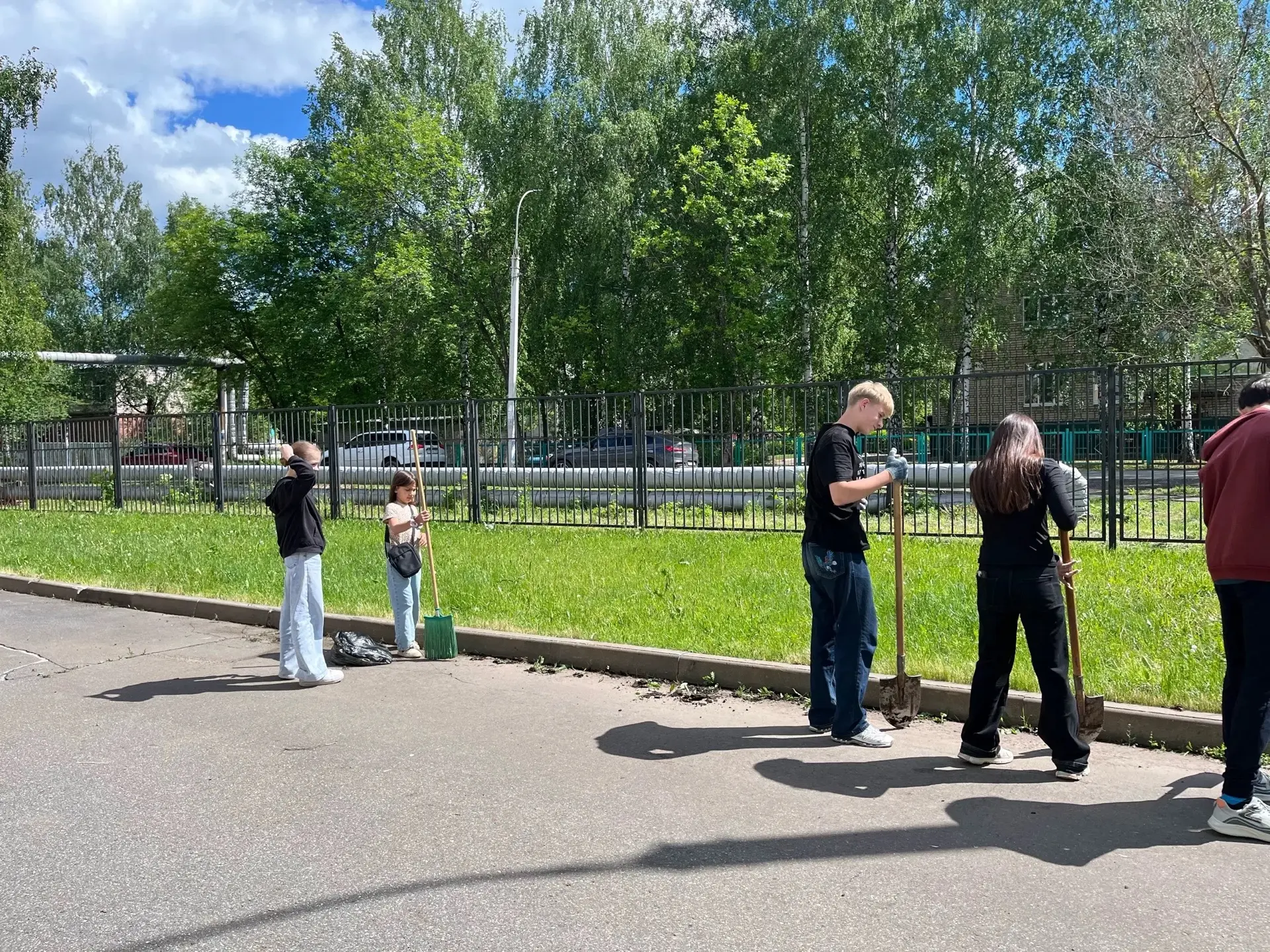 ОБЩЕСТВЕННО-АКТИВНАЯ ШКОЛА 
Благоустройство школы 

🌱 В первый день лета активисты Школьного ученич