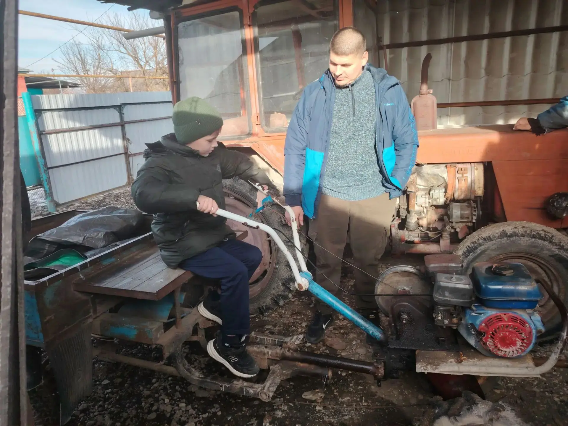 В рамка празднования  Дня семьи, любви и верности —  ученик  3 "В" класса, Курьянов Матвей принимает