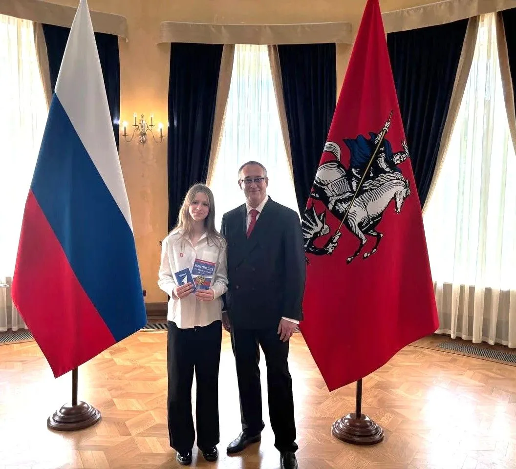 Семиклассница Школы 2005 в Московской городской Думе

🌟Получение первого в жизни взрослого документ