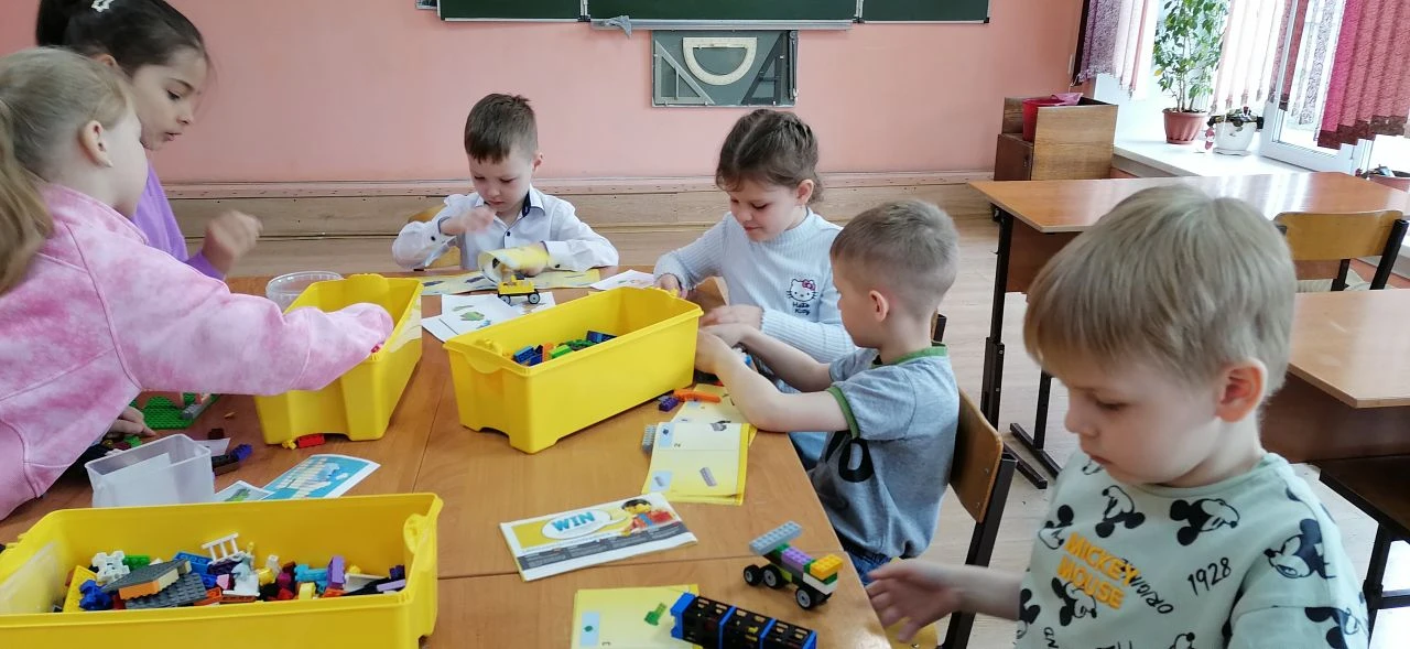 Мы играем дружно в лего – интересная игра! 
 Во Дворце творчества в качестве знакомства с кружковой 