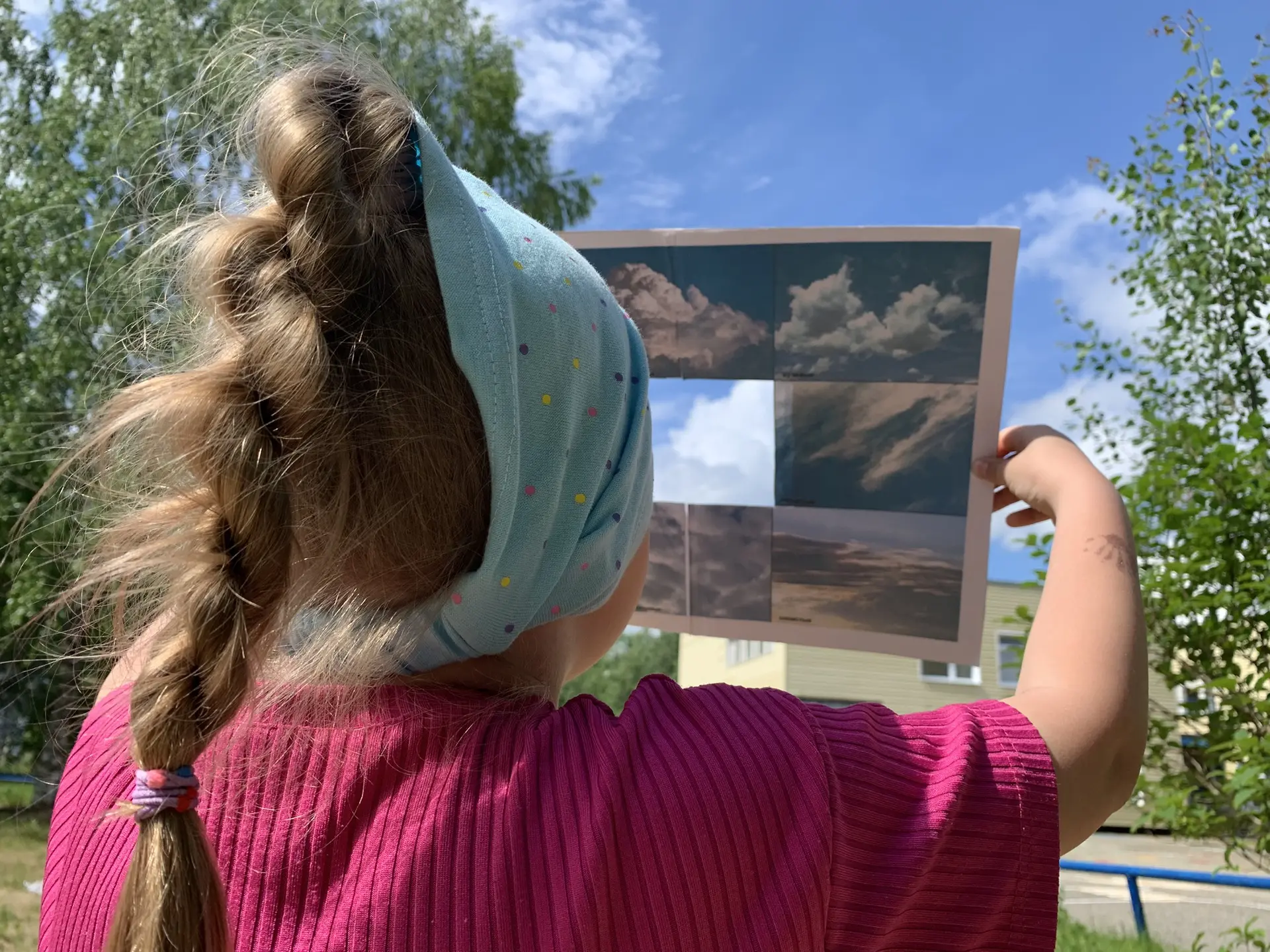 🌩️ Наблюдать за лёгкими облаками скользящими по небу или приближающимися грозовыми тучами всегда ин