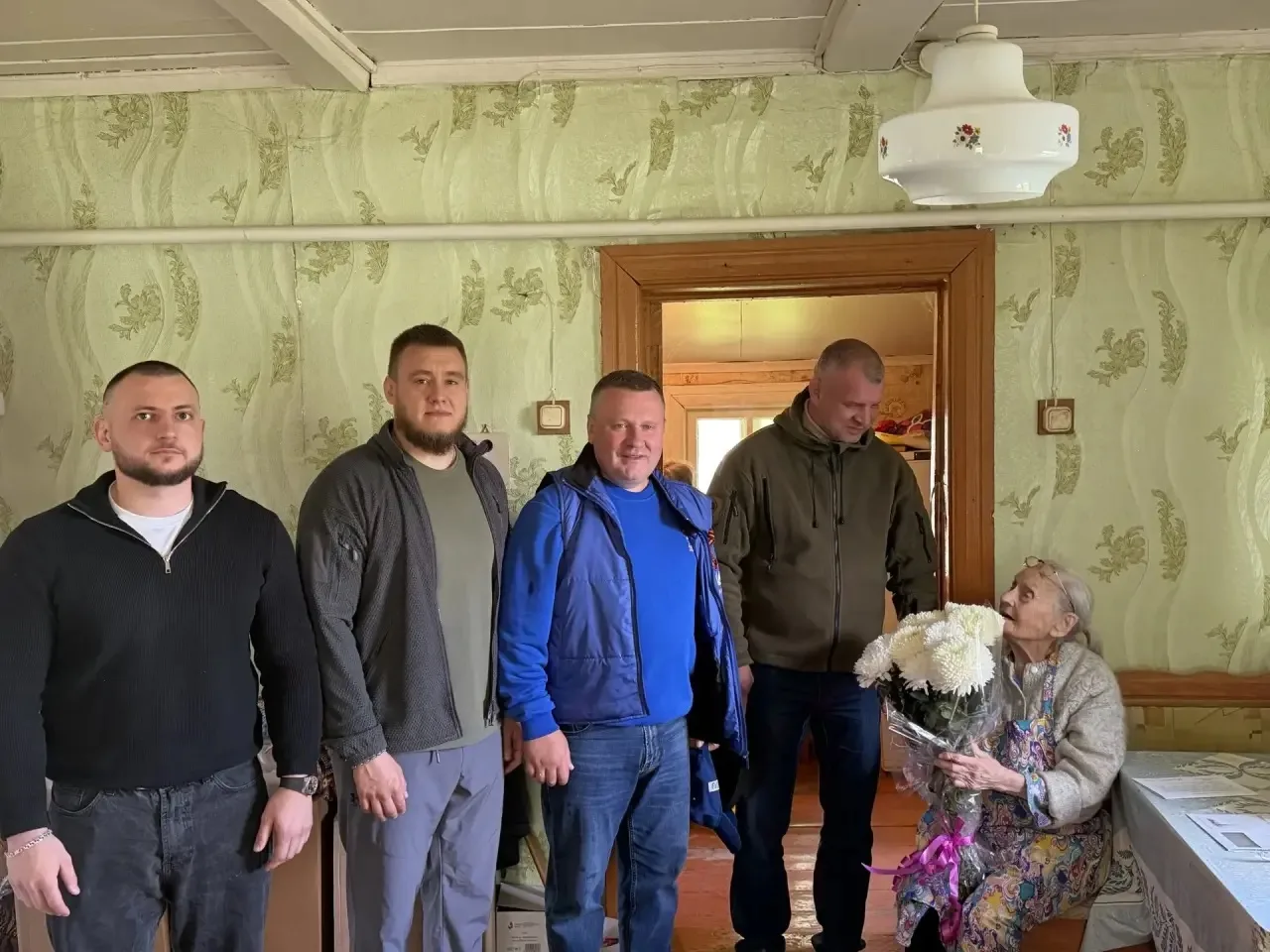 На прошлой неделе навестили наших жительниц 

💐 Мой заместитель Дмитрий Викторович Романов и началь
