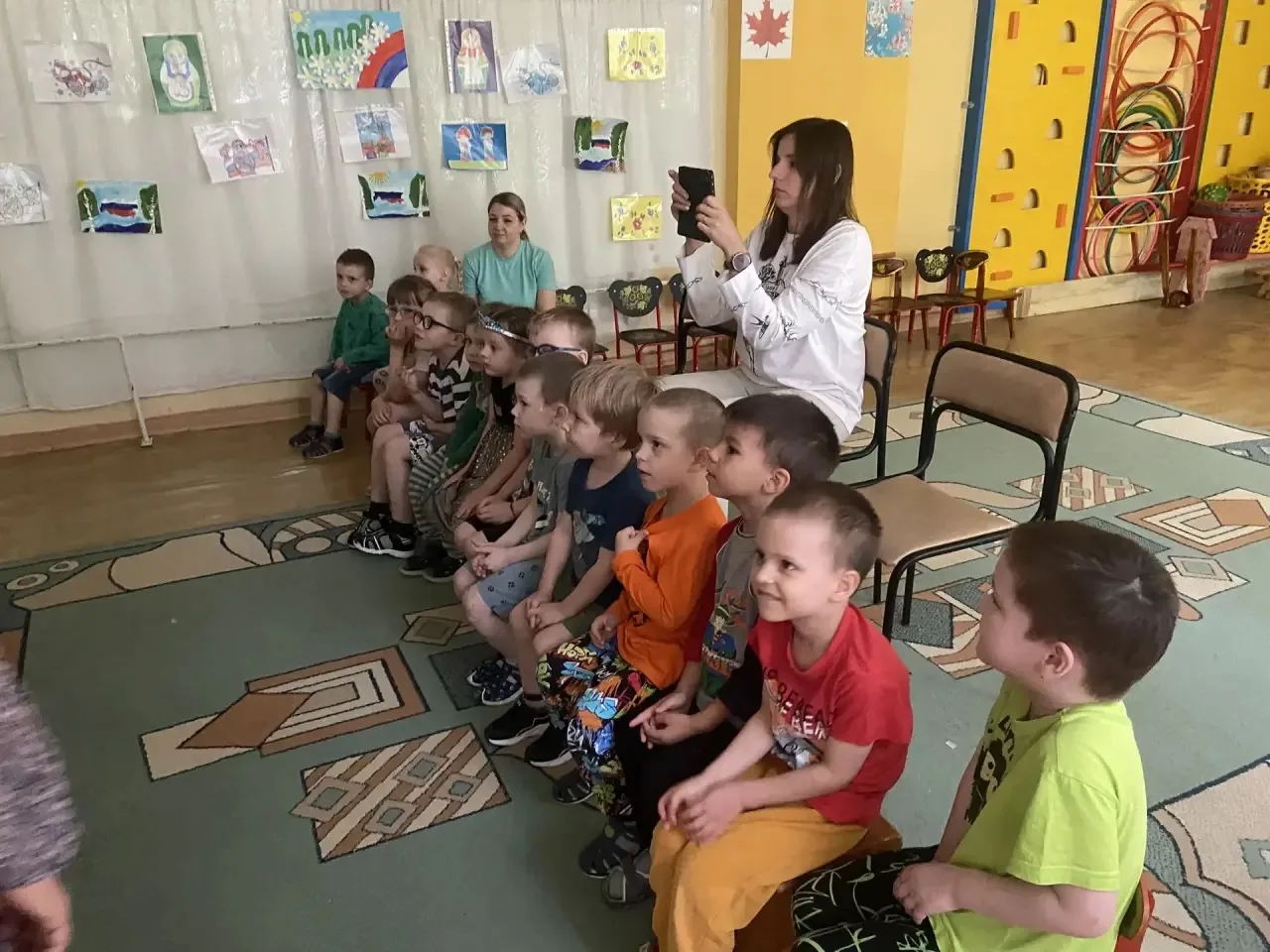 ☔️ На улице идет дождь. В эту погоду весело и интересно можно провести время с друзьями. 
Ребята под