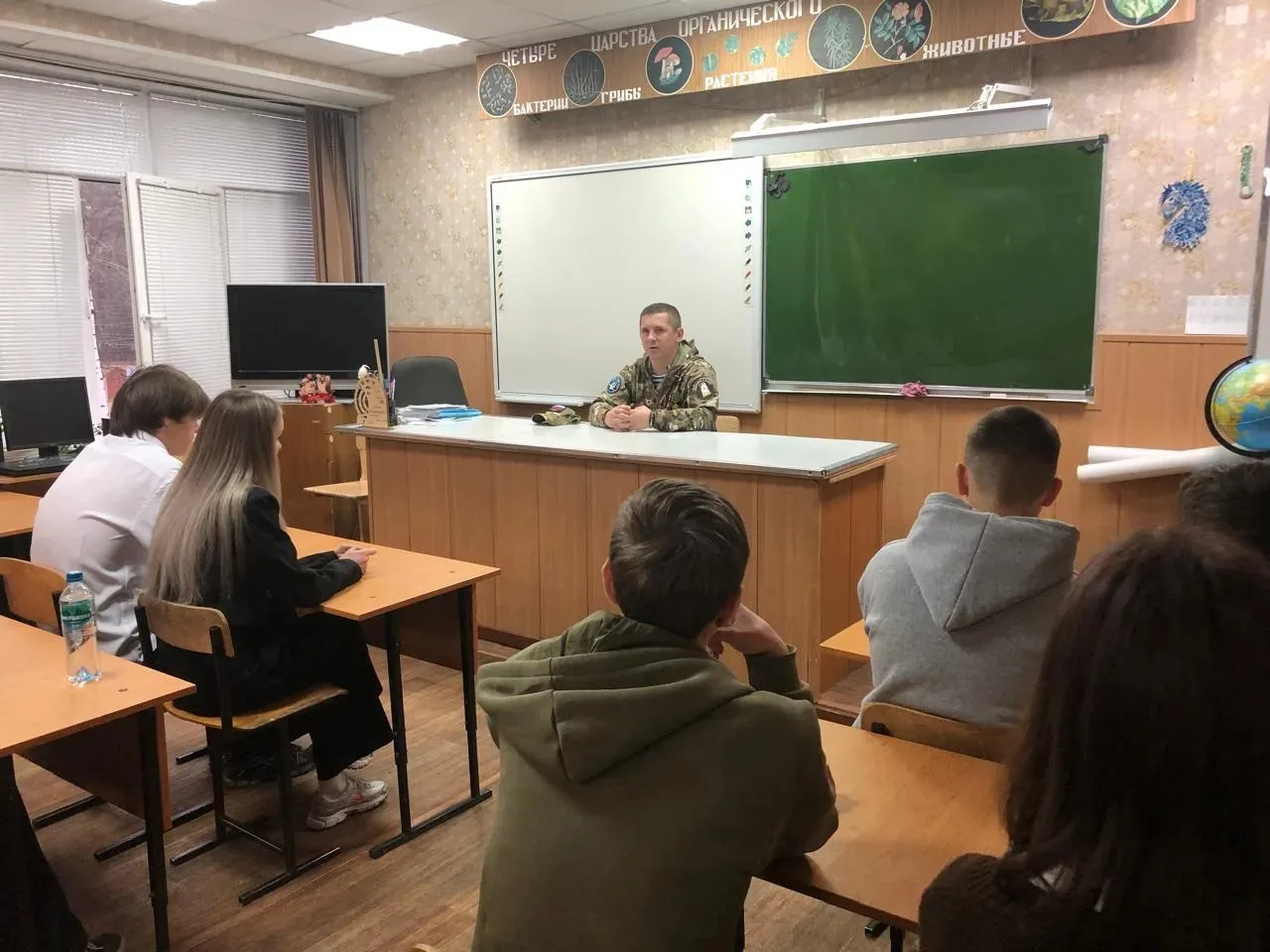 ВСТРЕЧА С УЧАСТНИКОМ СВО.
В преддверии праздника Дня Героя Отечества в нашей школе прошла встреча пе
