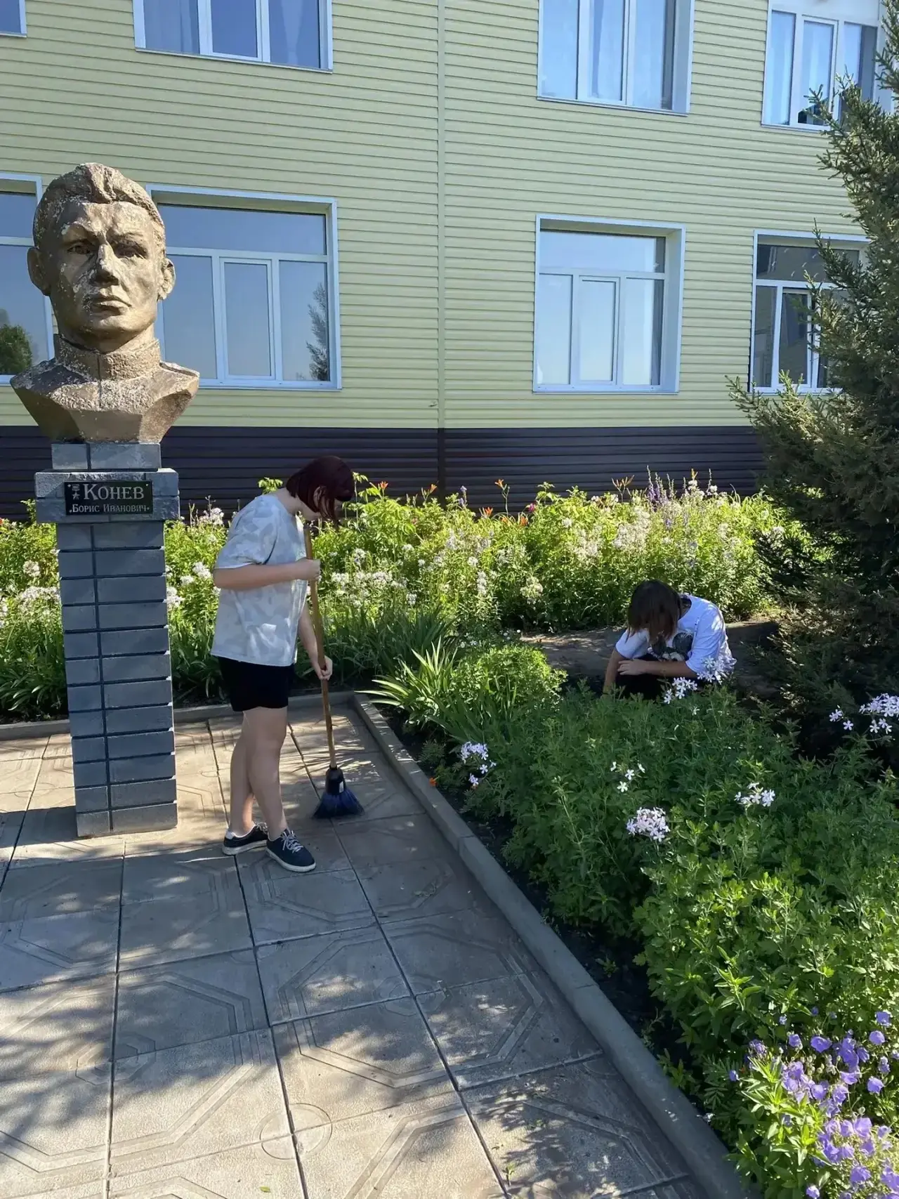 Лето в разгаре ☀️ 
Вместо того чтобы скучать дома, наши ученики делают школу красивой! На связи — шт