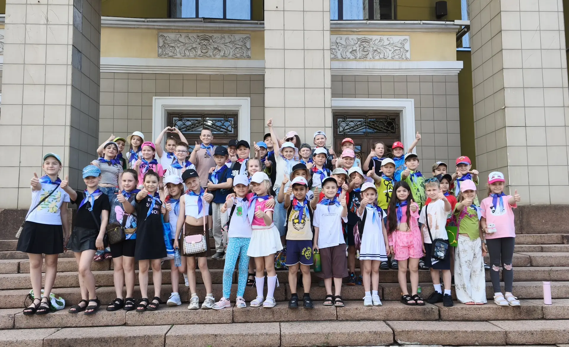 🎭 Сегодня наши отряды окунулись в волшебство! Мы посетили Донецкий Республиканский Академический Мо