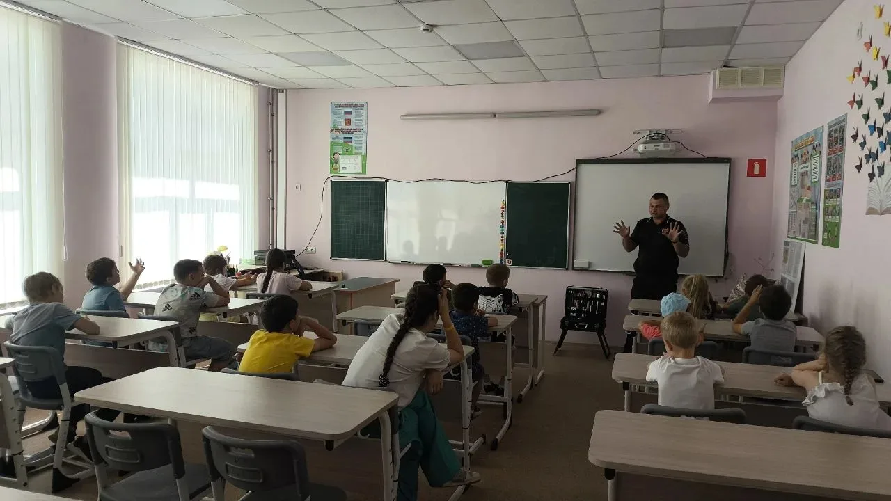 Пришкольный лагерь "Солнышко" на базе ГБОУ "Мангушская школа 1" посетил заместитель начальника ОУУП 