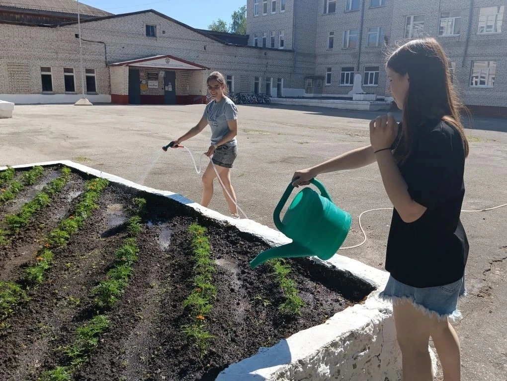 ПОНЕДЕЛЬНИК В «БУРЕВЕСТНИКЕ»🪽

👋 В отряде «Буревестник» началась новая трудовая неделя! Спешим под