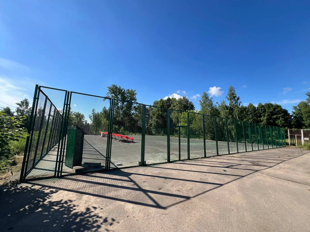 Шаг за шагом к новому сезону! 🎾

Работы по обновлению теннисного корта идут полным ходом. Уже почти