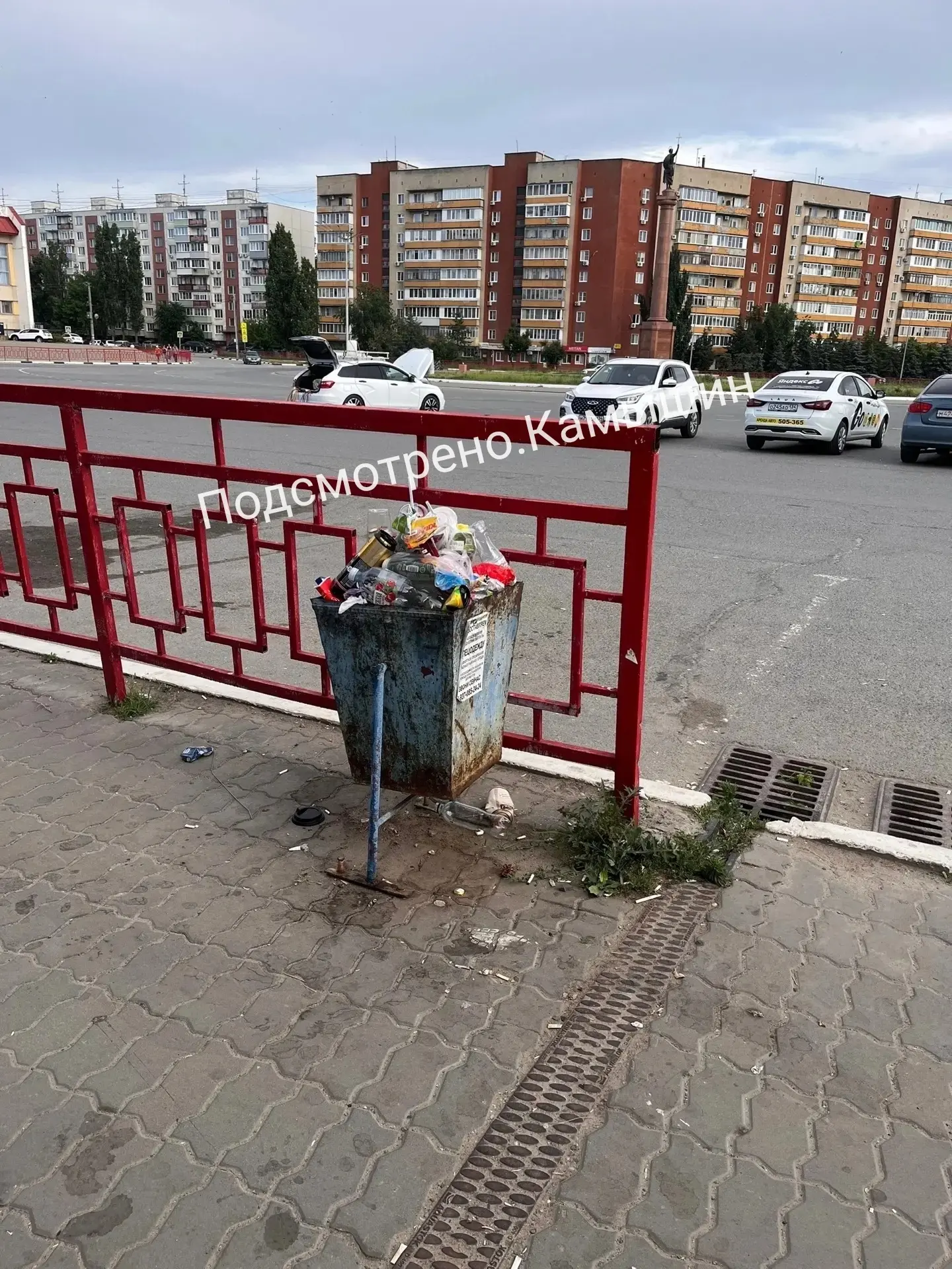 🤬Урны по всему городу переполнены уже несколько дней, отходы валяются повсюду: вдоль тротуаров, у м