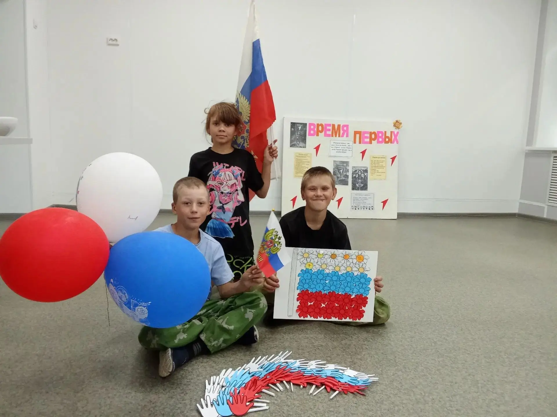 Сегодня особенный день в нашем лагере! Мы с гордостью отмечаем День Государственного флага Российско