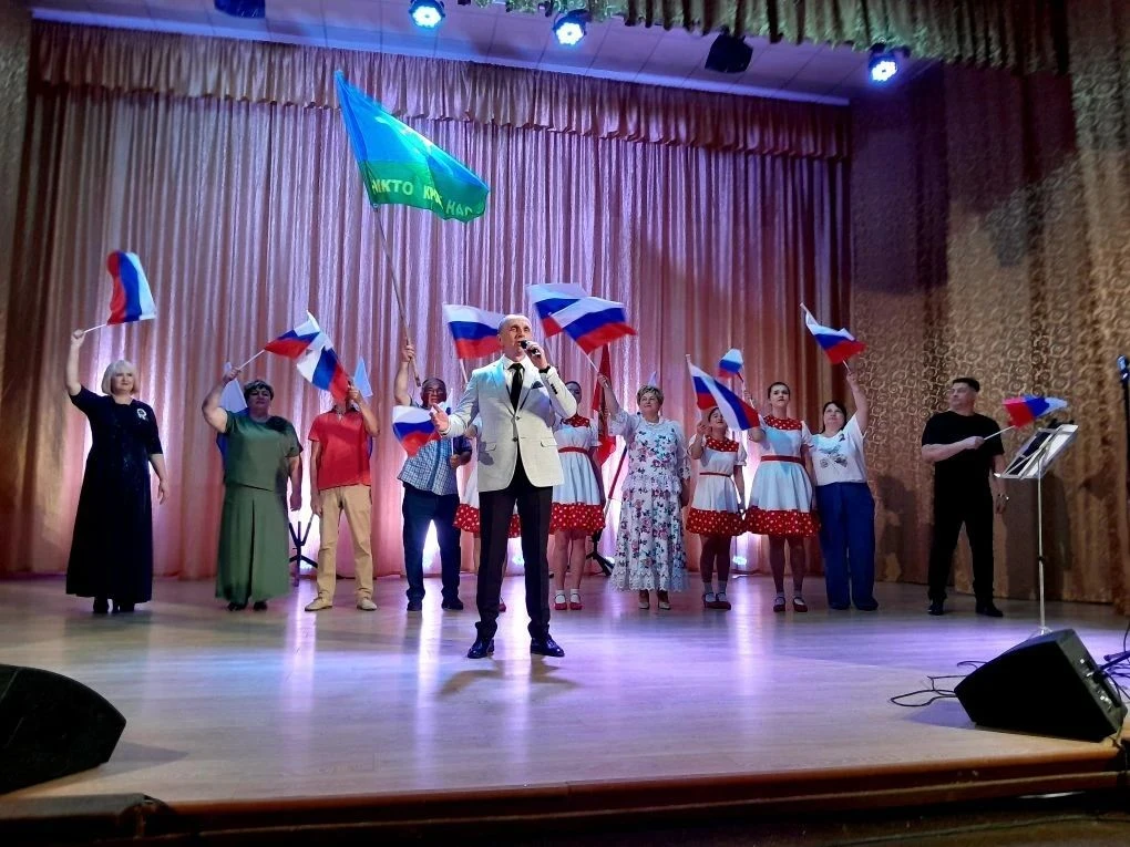 В поселке Центральный открылась выставка "Русское в России не умрет"
  В преддверии Дня России посел
