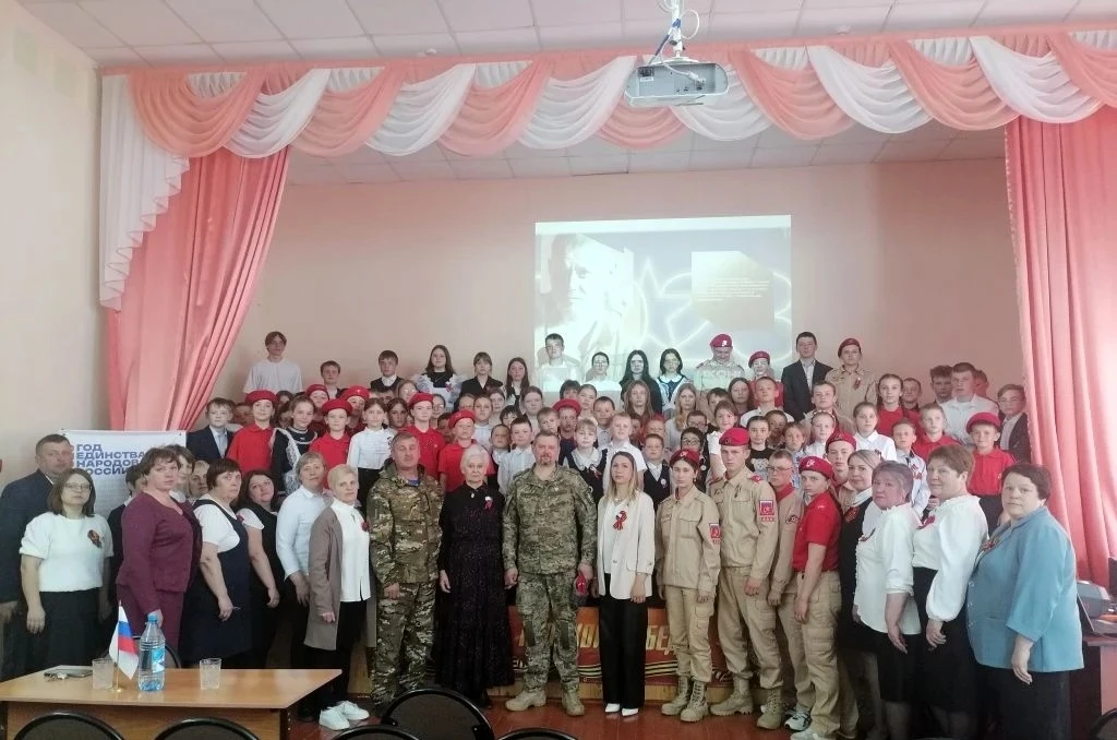 ✨️"Классная встреча» с Героем России 🎖

В преддверии Дня Победы в нашей школе прошла классная встре