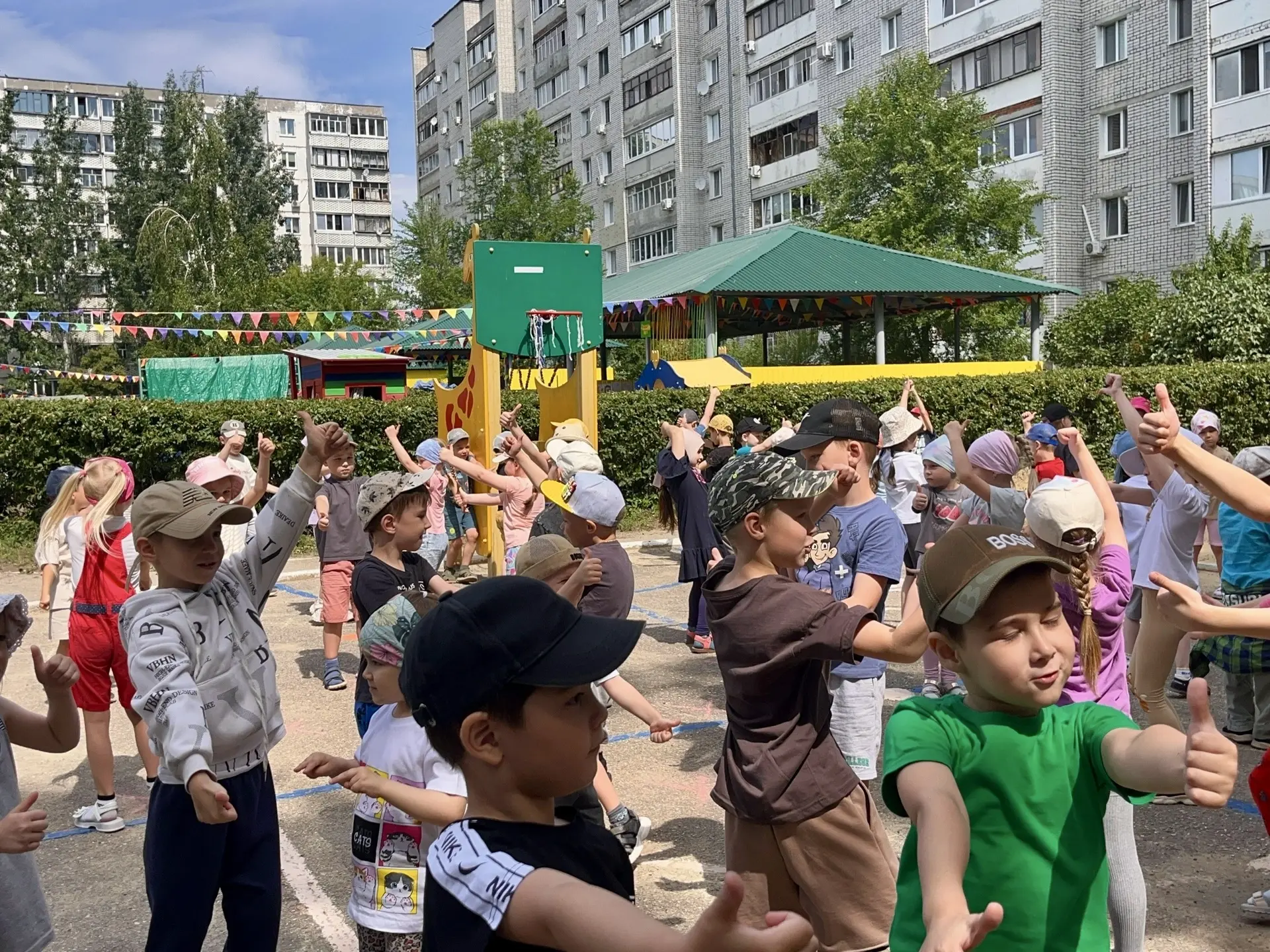 Лето в детском саду — настоящее приключение! Тёплое солнце, яркие цвета и смех ребят дарят радость к