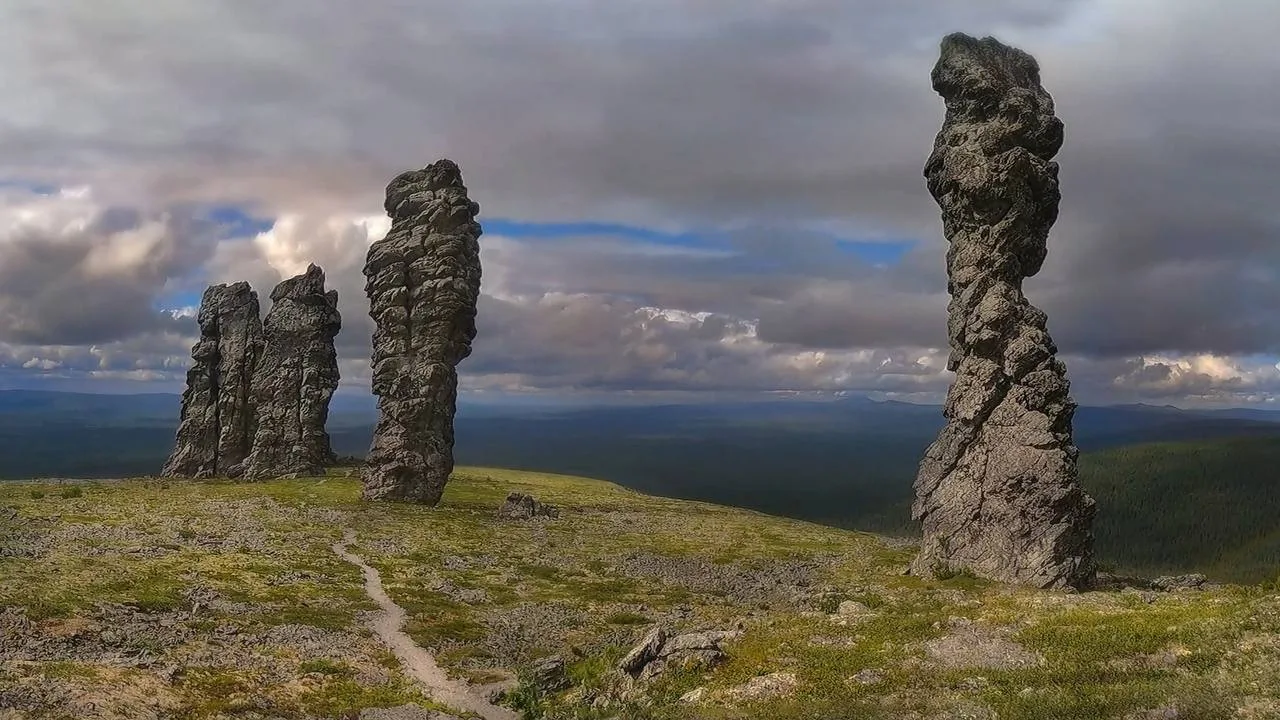 Мекка для геоморфолога 

Геологический памятник Урала. В Республике Коми находится хребет Маньпупунё