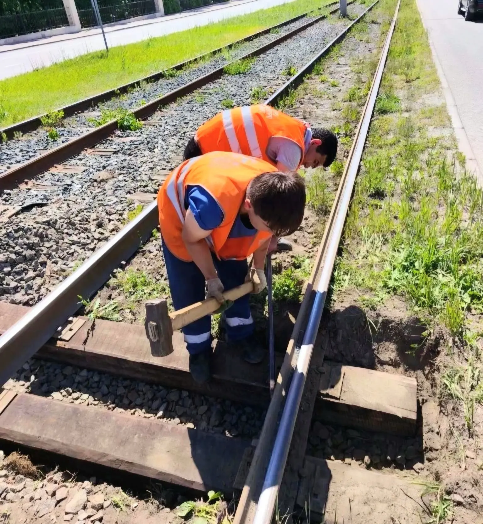 ✨️ Забота о безопасности и комфорте пассажиров 

🚃 Сотрудники службы путевого хозяйства наземного т