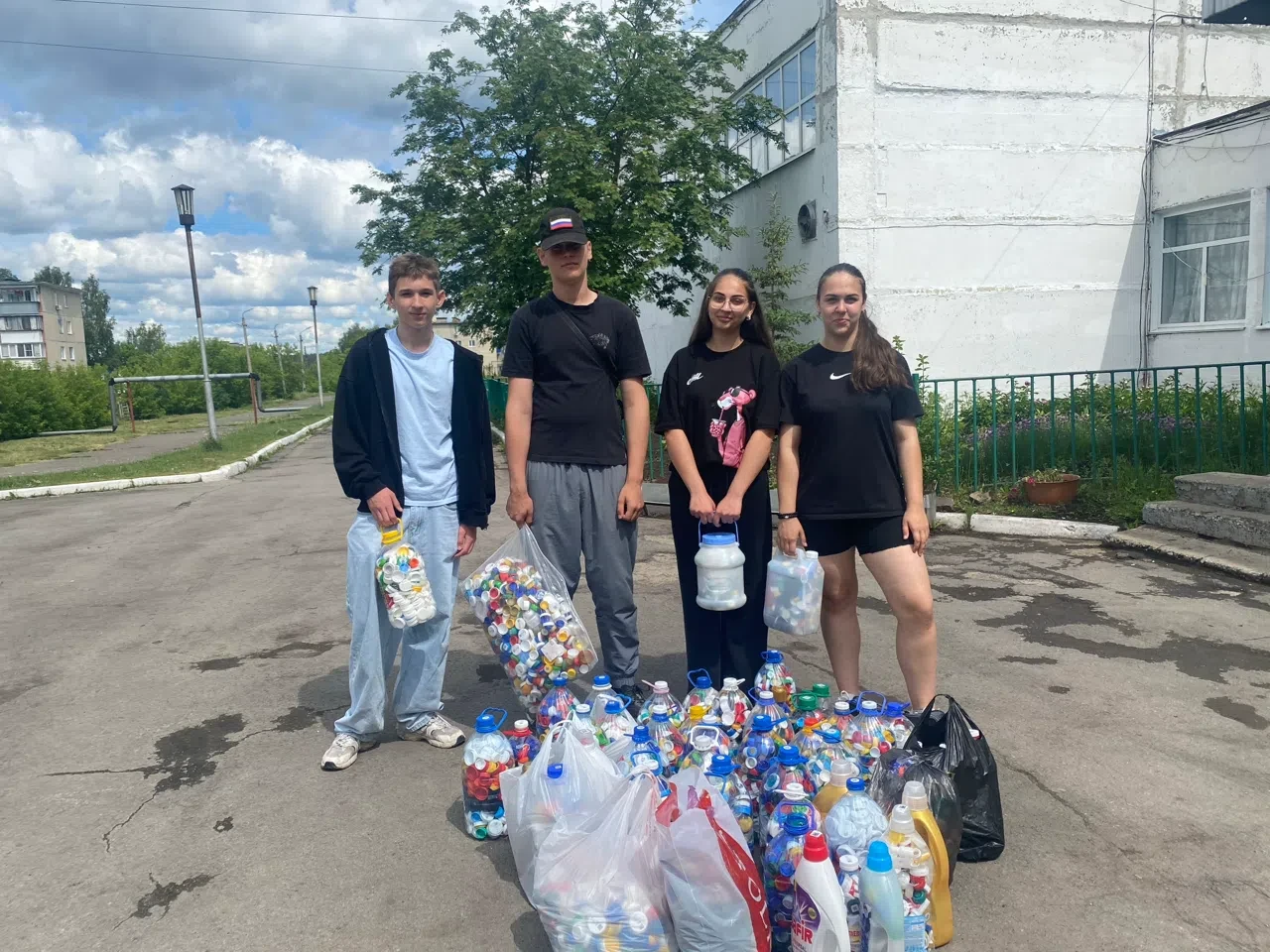 ♻️Сегодня собранные всей школой крышечки и батарейки отправились на переработку! 
🌏Мы вместе делаем