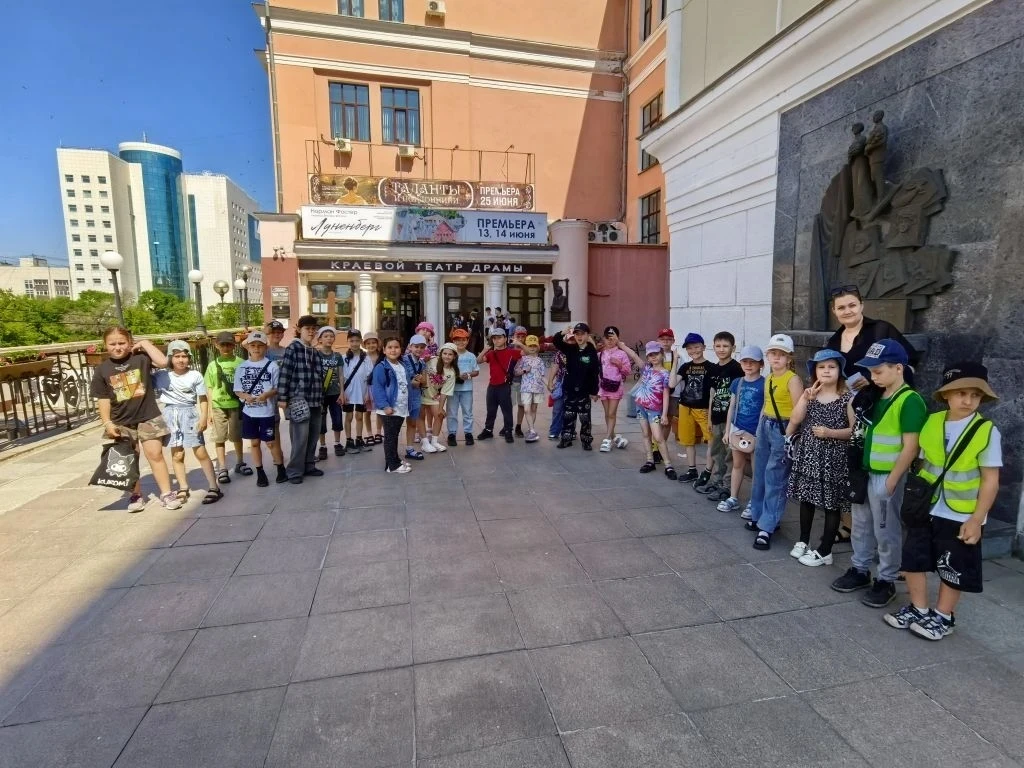 Среда в пришкольном лагере - театральный день🏨
Все наши воспитанники посетили драмтеатр.
Спектакль 