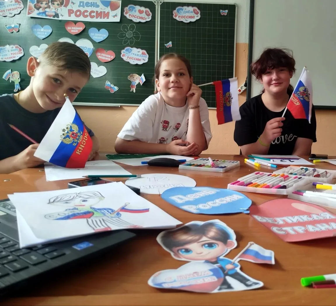🌈Выставка- акция "Рисуй, Россия!"🤍💙❤️

👉В преддверии главного государственного праздника - Дня Р