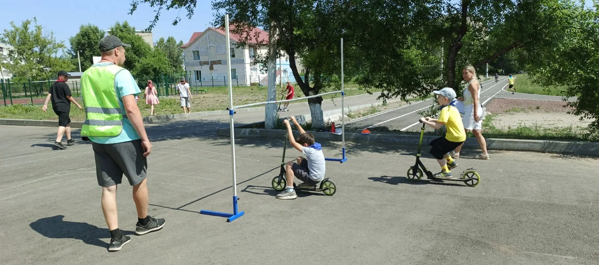 Летом любимое занятие для детей – это катание на велосипеде и самокатах 🚲

Сегодня в пришкольном ла
