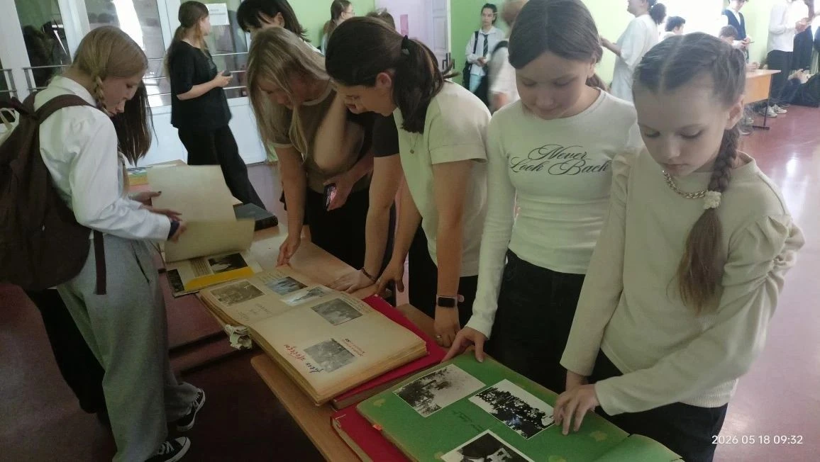 В международный день музеев гимназисты открыли альбомы со старыми фотографиями и окунулись в историю