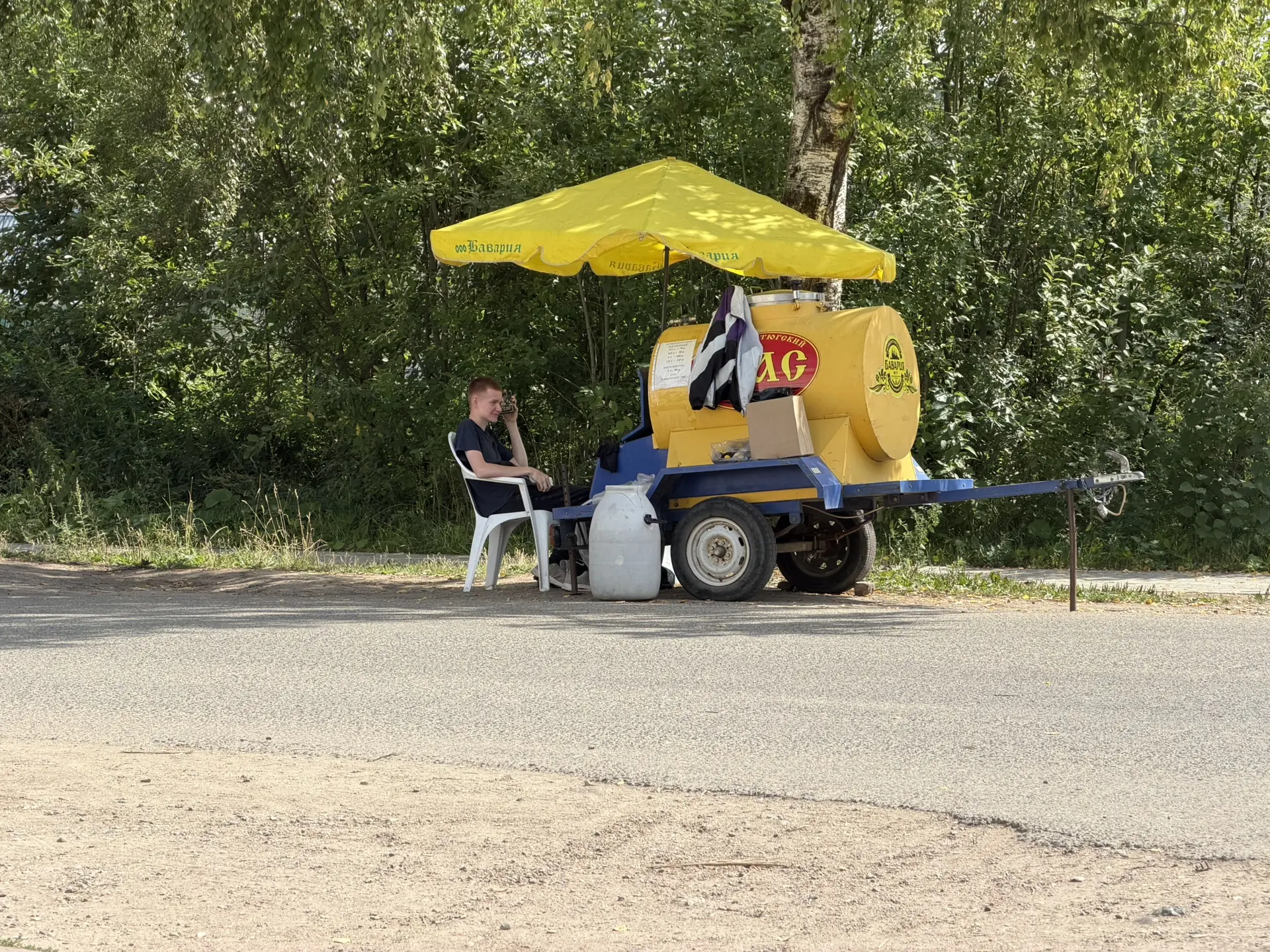 Признаться давненько мы не видели на улицах бочек с квасом. 

Это-Устюг!