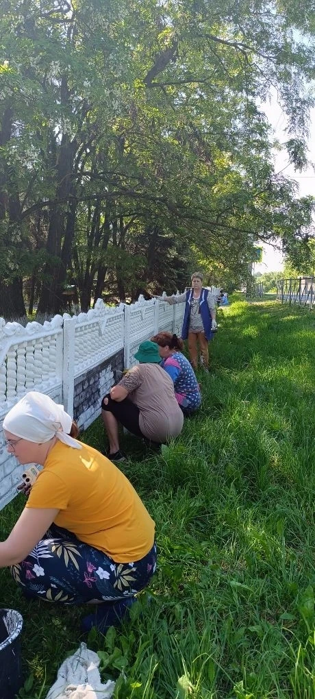 Коллектив учителей и техработников привели в порядок школьный забор.