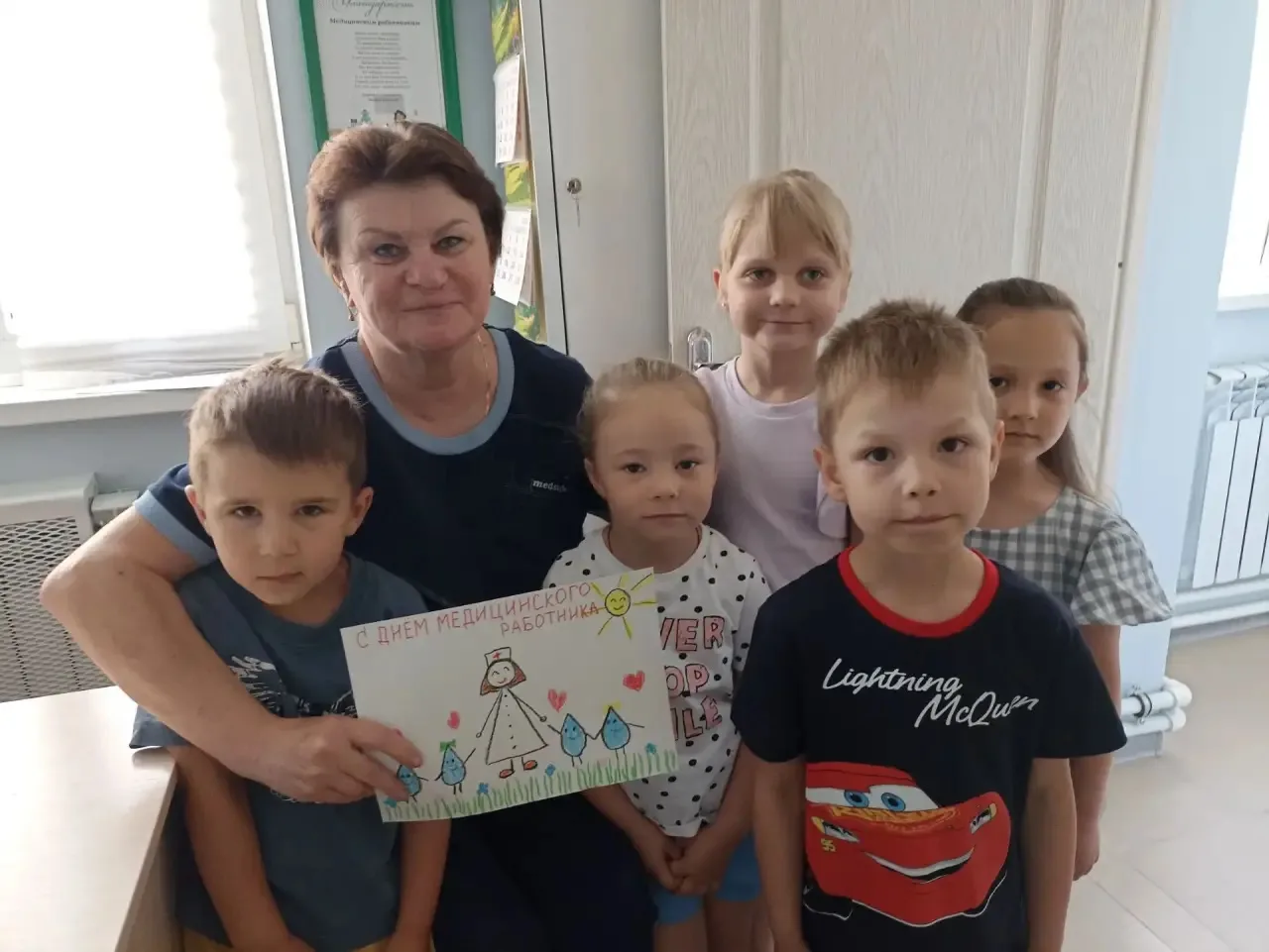 Ребята средней группы 💧Капельки💧поздравили Елену Алексеевну с прошедшим Днём медицинского работник