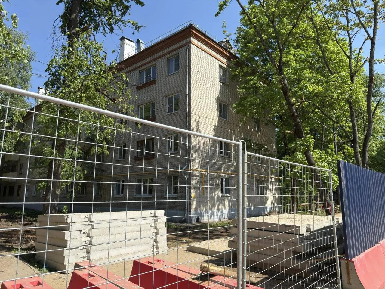 Демонтаж трех многоквартирных домов начался в районе Троицк.

В Троицке стартовали работы по сносу т