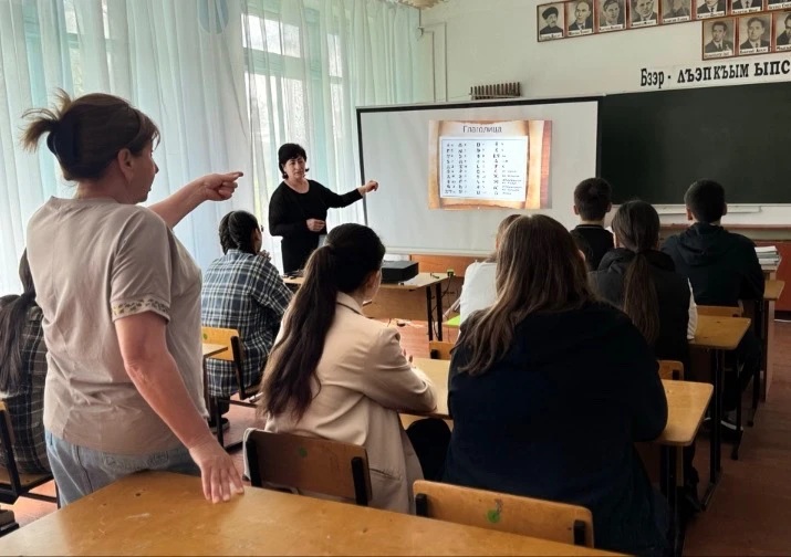 🌟 В Ассоколайской школе прошло мероприятие, посвященное Дню славянской письменности! 📚✨ Учитель ру