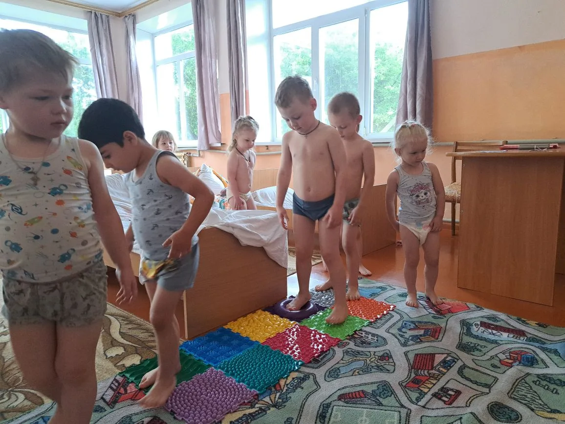 После тихого часа: и сон, и сборы, и маленькие победы 😴➡️🧦

Обед съеден, тарелки убраны, шторы зад