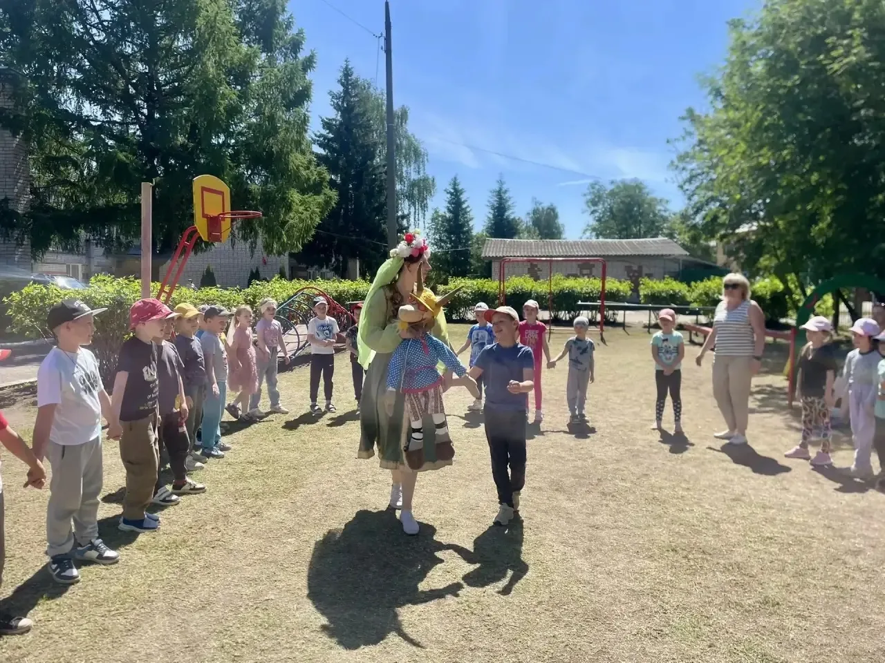 🕺💃 Хороводы в детском саду: радость движения и дружбы! 🕺💃

В нашем детском саду мы уделяем особо