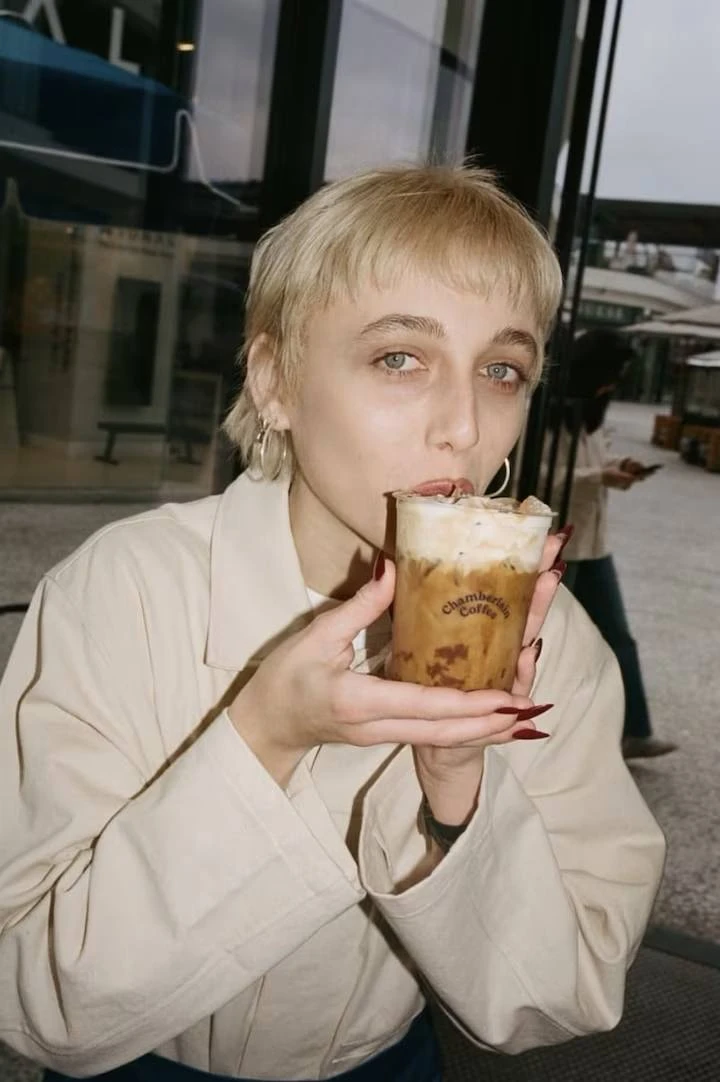 Dazed всерьез подошли к вопросу о потреблении кофе. Называют кофеин новым видом зависимости у зумеро