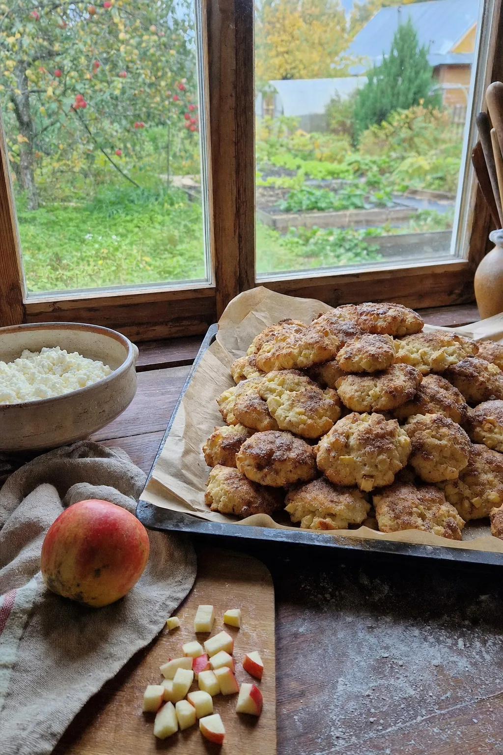 Бepy 1 яблоко и пачку творога. Целая гора вкуснятины за 25 минут: нeжное и воздушное домашнее пeчень