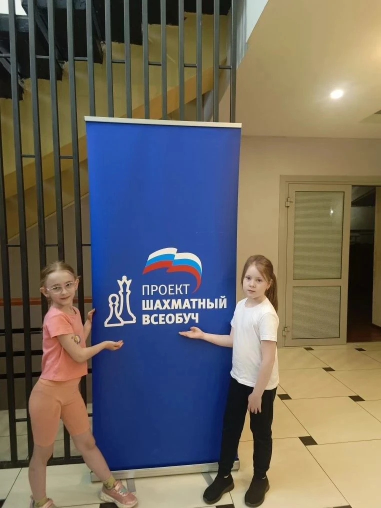 Олеся у нас ездила на "Шахматный всеобуч"♟️ 

Он проходил на базе лагеря "Лесная застава". Там она п