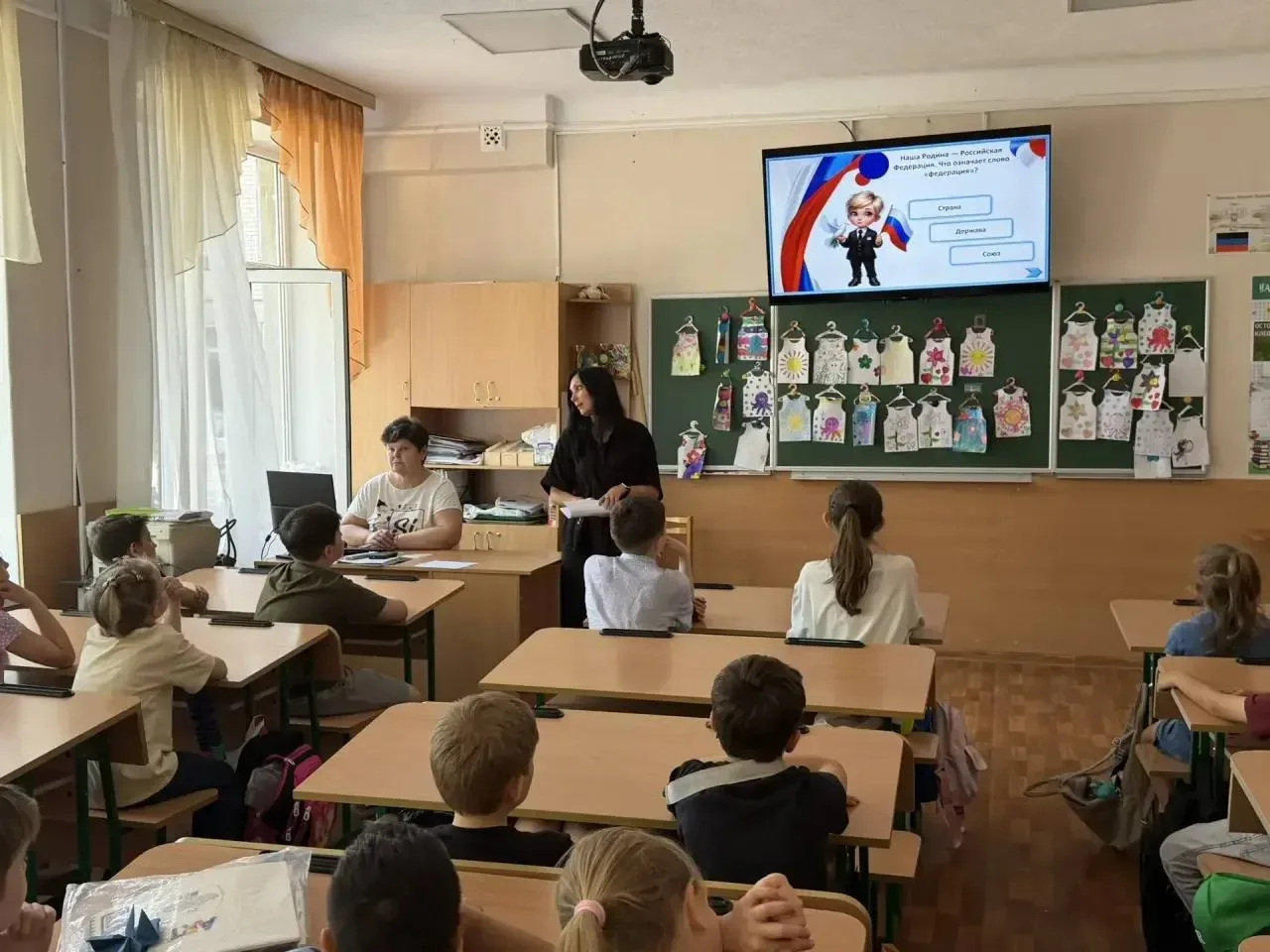 #Мыработаем 
#Нашимероприятия
🎉 Ко Дню России — с любовью к Родине! 🎉 
9 июня 2026 года методисты 