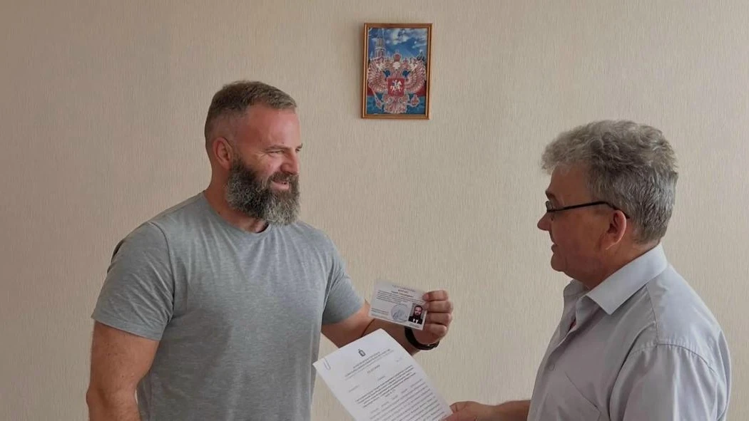 В Качканаре ЛДПРовец Андрей Бургарт получил удостоверение кандидата в депутаты Госдумы по Серовскому