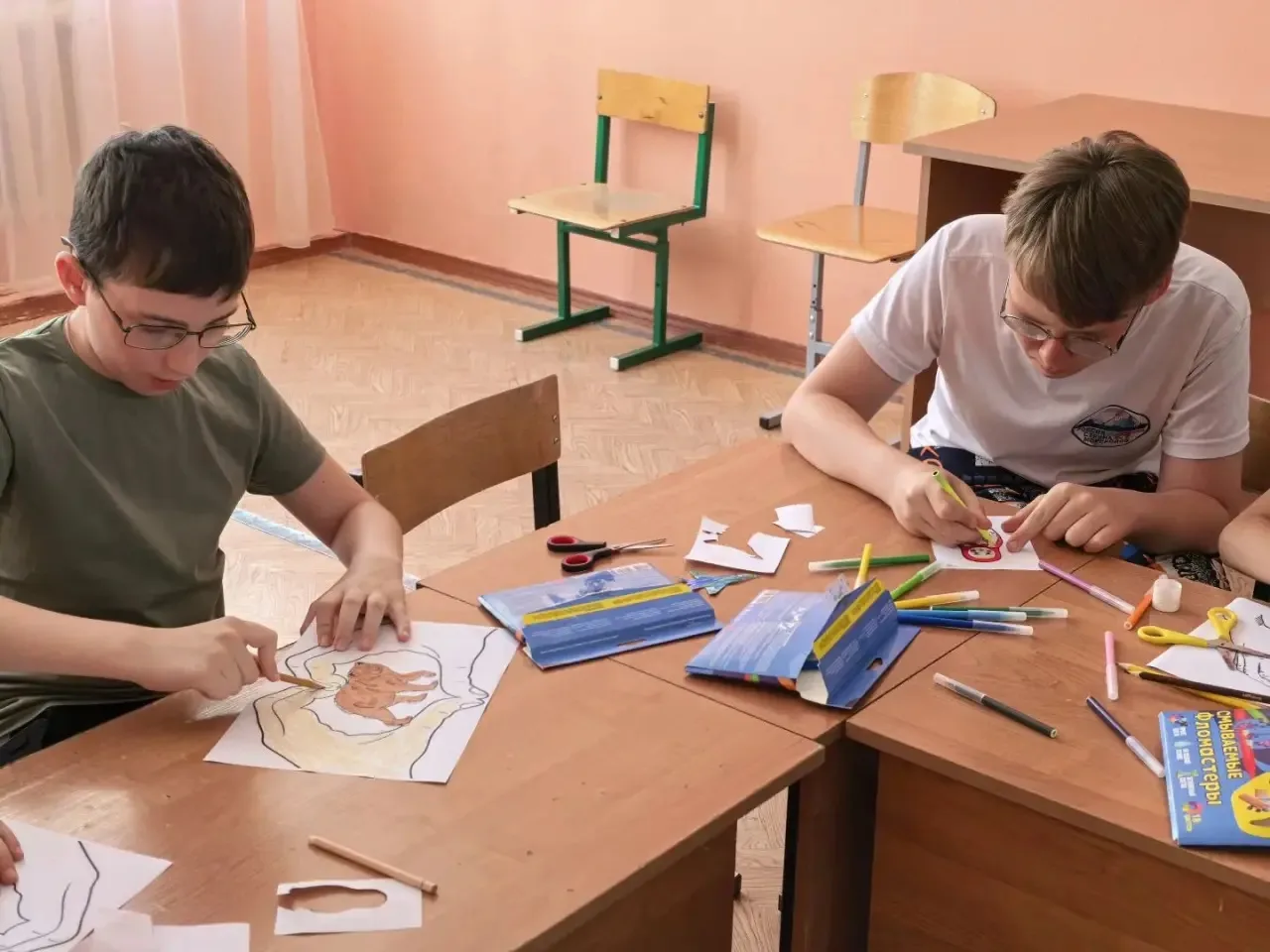 Наши ученики ко Дню России взяли в руки карандаши и ответили на вопрос «За что я люблю Россию?» чере